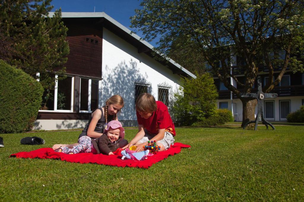 Haus Chiemgau - Kolping-Familienhotel Teisendorf Exterior photo
